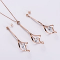 Set gioielli in acciaio al titanio oro rosa con orecchini pendenti e collana a torsione - Set collana e orecchini / Oro rosa