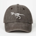 Gorra de béisbol gris oscuro lavado vintage con un estampado gráfico de esqueleto de dinosaurio - café