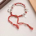 Vue détaillée du bracelet en coton tressé rouge avec breloques de pièces argentées - Rouge-Attirer la Richesse