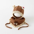 Detalle del conjunto de gorro y bufanda de punto marrón para bebé con encaje y lazos - Bebé 0-12 Meses Elástico / Combinación de Gorro Y Bufanda / Café