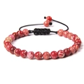 Detalle macro de cuentas de piedra natural roja de 6 mm en pulsera tejida a mano ajustable - 6mm (Estirable) / Piedra del Emperador Roja