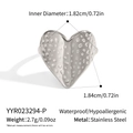 Detail eines wasserfesten Herzrings aus Edelstahl mit einzigartiger gehämmerter Oberflächentextur - Gehämmerte Herzform (YYR023294-P) / Silber (YYR023294-P)