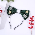 Detalle de diadema navideña con lazo de lentejuelas verde oscuro y estrellas doradas - Lazo con lentejuelas / Estilo de Lentejuelas Verdes