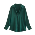 Chemise à manches longues en satin vert foncé avec boutons blancs sur fond blanc - Vert clair