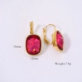 Détail des boucles d'oreilles carrées dorées avec cristaux magenta et dimensions 15mm - Rouge Rose