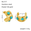 Goldene C-förmige Edelstahl-Ohrringe mit drei runden blauen Türkis-Einsätzen - Gehämmerter Texturstil (ZE517G) / 18K Gold