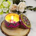 Candela profumata in latta mandala con cera gialla e petali di fiori su legno - Limone