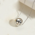 Collana con ciondolo a sfera in argento lucido con catena veneziana su sfondo strutturato - Palla Grande / Argento