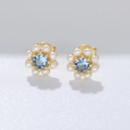 Elegant gold flower earrings with blue zircon center and surrounding white pearls - 925 Silver / Gold