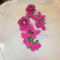Boucles d'oreilles fleuries faites main avec pétales roses, feuilles vertes et rose rouge - Gland de Fleur Rose (18# Aiguille en Argent)