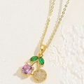 Primer plano del collar con colgante de cereza dorada con cristal rosa y hojas verdes - Estilo de Cereza (XL2474)