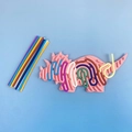 Rosa Silikon-Triceratops-Sensorik-Spielzeug mit bunten Schnüren für die Feinmotorik - Dinosaurier / Rosa