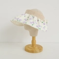 Dettaglio di cappello da sole per bambine con motivi floreali viola e fiocco in pizzo - 54cm 4-12 Anni / Viola