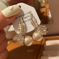 Dettaglio ravvicinato di orecchini a fiocco in argento 925 con zirconi e perle eleganti - Oro (Perno in argento)