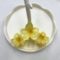 Pinza per capelli a forma di plumeria gialla traslucida con tre fiori collegati - Frangipane / 10cm / Giallo Brillante