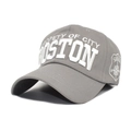 Detalle del bordado 3D y el parche lateral en una gorra de béisbol de color gris oscuro - M(56-58cm) / Gris