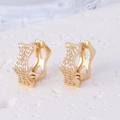 Goldene sternförmige Huggie-Ohrringe mit pavé-gefassten klaren Zirkonsteinen im Trend - Wellige Sternform / Gold