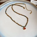 Dettaglio della collana di perline colorate con pendente quadrato rosso e chiusura oro - Multicolore-Rosso