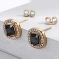 Luxuriöse goldene geometrische Ohrstecker mit schwarzem Edelstein und Kristallkranz - Quadratische Halo Schwarze Edelstein Ohrstecker