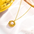 Dettaglio della collana vintage dorata con perla bianca e pietre colorate nel ciondolo a spirale - Set Di Collana E Orecchini / Oro