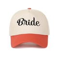 Dettaglio del ricamo Bride su cappellino trucker a 5 pannelli color crema e corallo - Rosso Arancio