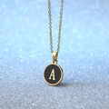 Collana dorata minimalista con ciondolo tondo in smalto nero e lettera dorata A - Lettera A