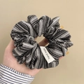 Handgefertigter Haargummi mit schwarz-weißen Streifen und Label-Detail - Schwarz & Grau Zebrastreifen