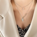 Collana a doppio strato argento con ciondolo a stella e Bliss su modella - Color Acciaio