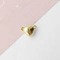 Vue détaillée du fermoir magnétique en forme de cœur doré pour connecteurs de bijoux - Cœur / Doré