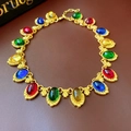 Dettaglio di collana vintage di lusso con cristalli colorati e finitura dorata - Collana Ovale Colorata N. 23