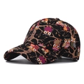 Klassieke zwarte katoenen baseballpet met kleurrijke uilenprint vanuit een hoek van 45° - Verstelbaar / Zwarte Uil