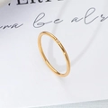 Minimalistischer 18K vergoldeter Edelstahlring mit einem funkelnden Zirkonstein - US 5 / Runde Spule Ein Stein Gold