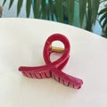 Dettaglio di un fermaglio per capelli a torsione rosso con molla in metallo dorato - Rosso Cina
