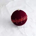 Boule de Noël bordeaux 15cm avec texture velours et décoration de paillettes rouges - 15cm Boule à Paillettes Rouge Foncé