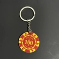 Dettaglio del portachiavi a chip da poker rosso e giallo con valore 100 e simboli - Rosso & Giallo - Chip 100