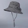 Klassieke zwart-wit geblokte zonnehoed met een zijstrik en verstelbaar trekkoord - M (56-58cm) / Zwart