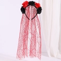 Dettaglio di rose artificiali rosse e nere con velo a rete a ragnatela per Halloween - Stile 2 Rose Rosse Nere Con Velo a Ragnatela Rossa
