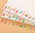 Pendentifs alphabet en émail multicolore A-Z en acier titane avec placage d'or - Ensemble de 26 lettres