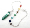 Zeshoekige malachiet kristallen pendel met zeven chakra stenen aan een zilveren ketting - B27-Malachiet Patroon