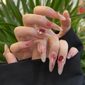 Détail de faux ongles amande avec motif marbre rouge, perles et bijoux en rubis - M / Marbre Smudge Perle Strass / 10 Pièces / Style Phénix Flottant (BY1989)