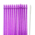 Dettaglio di cannucce viola glitterate con spazzolina di pulizia su sfondo bianco - Viola