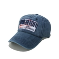 Dettaglio del ricamo America Denim su cappellino da baseball vintage lavato blu - Blu Notte