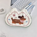 Dettaglio del ricamo di cucciolo arcobaleno e cerniera sulla borsa in tela per cancelleria - Cane con Grembiule