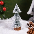 Nahaufnahme eines Mini-Weihnachtsbaums mit Kunstschnee und Naturholzsockel - 15CM