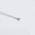 Collana in argento S925 con ciondolo in pietra rosa tonda in una classica montatura a 4 griffe - Rosa Viola (Argento)