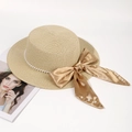 Eleganter beiger Strohhut mit Perlenkette und großer goldener Satinschleife - Einheitsgröße / Hellbeige