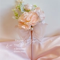 Rosa Nelken- und Schmetterlingsstift mit Organza-Schleife und eleganter Perle - Rosa