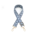Détail de la bandoulière tissée bohème avec motifs bleus et boucles en métal doré - Quincaillerie Dorée / Bleu Lac