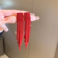 Nahaufnahme der roten Strass-Ohrringe mit langen Fransen und Pfeil-Design - Quadratischer Quastenstil / Rot