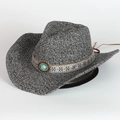 Detail van western strohoed met etnische band en turquoise decoratieve kraal - Verstelbaar / Zwart